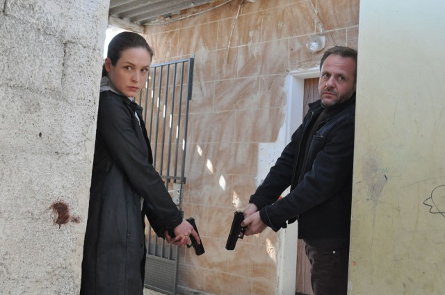 Sara Stein (Katharina Lorenz) mit Inspector Jakoov Blok (Samuel Finzi)