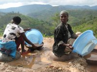 apple-stories_still_coltan-waschen-in-ruanda_press